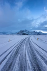 Fotobehang Straße ins Gebirge im Schnee © Markus