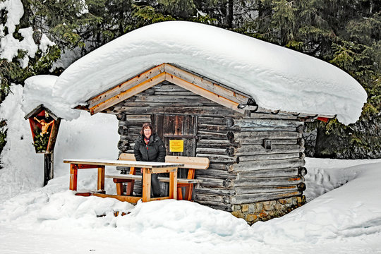 Frau vor Konstanzer H&uuml;tte