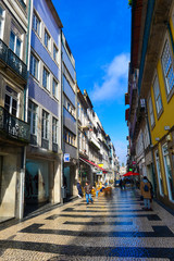 Fototapeta na wymiar Einkaufsstrasse in Porto/Portugal