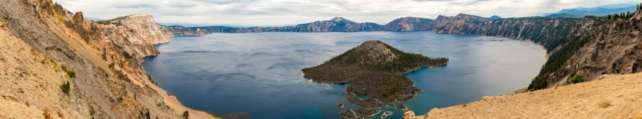 Obraz premium Panoramic view of Wizar Island from The Watchman lookout point in Crater Lake