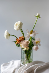 белая ранункулюс цветы, букет в вазе на столе, самый нежный цветок в букете флористического магазина