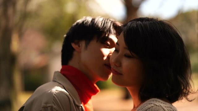 公園でキスをするカップル　イメージ　スローモーション