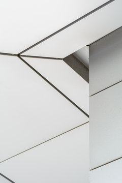 Abstracci&oacute;n diagonal en la fachada de un edificio formado con paneles met&aacute;licos