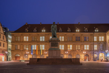 Schillerdenkmal am Schillerplatz in Stuttgart am Abend