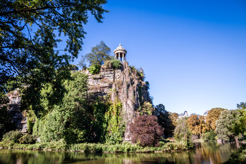 Sibyl temple and lake in Buttes-Chaumont Park, Paris