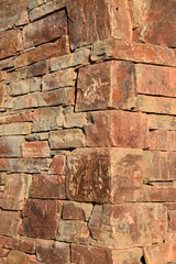 Rustikale Mauer aus rötlichen Sandsteinen