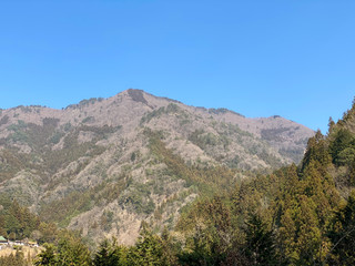 Fototapeta na wymiar Mountains and blue sky behind mountains in Japan.