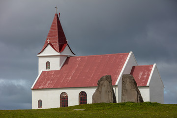 Fototapeta na wymiar Kirche vor grauen Himmel