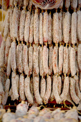 Italienische Salami aufgehängt zum Trocknen