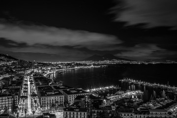 napoli con vista dalle 13 discese di sant antonio con vesuvio alle spalle