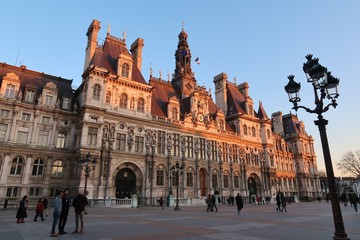 Hôtel de ville / mairie de Paris, façade au soleil couchant, avec un réverbère (France)