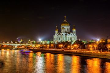 Fototapeta na wymiar View of the Cathedral of Christ the Savior from the embankment of the Moskva River