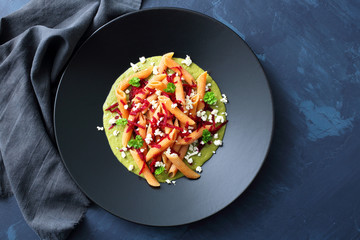 cibo vegetariano pasta di lenticchie con verdure 