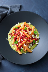 cibo vegetariano pasta di lenticchie con verdure 