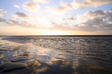 Epischer Himmel am Strand an der Nordsee in den Niederlanden