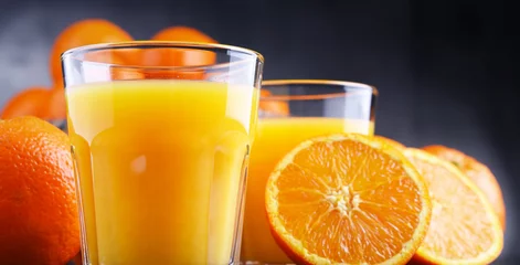 Fototapeten Gläser mit frisch gepresstem Orangensaft © monticellllo