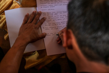 Naklejka premium woman writing on paper