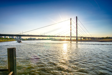 Fototapeta na wymiar Schöne Hängebrücke im Abendlicht mit Fluss