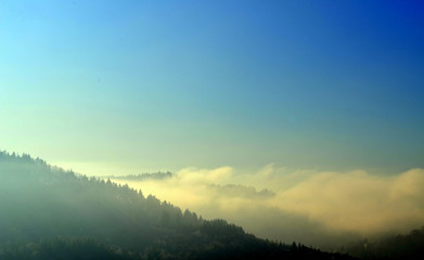Berggipfel ragen aus dem Nebel