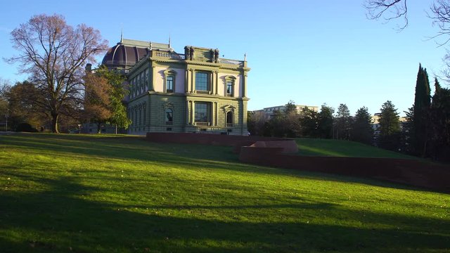 Fa&ccedil;ade sud du Mus&eacute;e Ariana au petit matin, avec l'oeuvre de Jacques Kaufmann "Vol de la mouche, 1" | Ariana Museum in the early morning, with the work of Jacques Kaufmann "Vol de la mouche, 1"