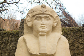 Fototapeta na wymiar Statue of the Egyptian fora in the park zone