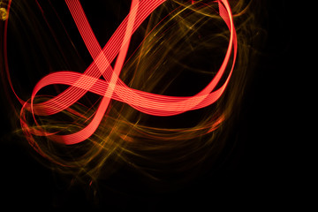 Czerowona i złota spirala malowana na czarnym tle © andsko