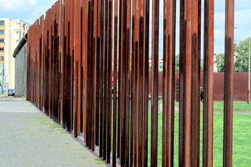 Obraz premium rusty iron bar close up at the berlin wall