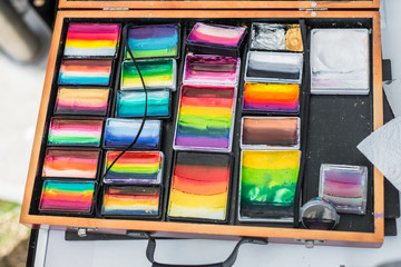 Schminke mit vielen unterschiedlichen Farben in einem Holzkasten, Deutschland