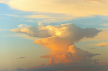 Nuvem em formato estranho durante pôr do sol