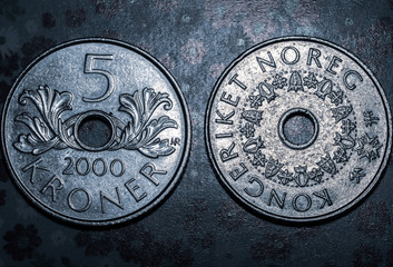 Norweska metalowa moneta o nominale pięciu koron norweskich - obrazy, fototapety, plakaty