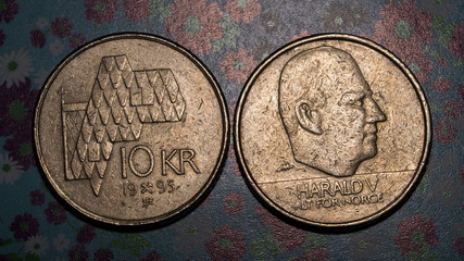 Norweska metalowa moneta o nominale dziesięciu koron norweskich