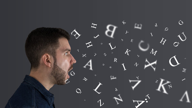Buchstaben fliegen aus Mund