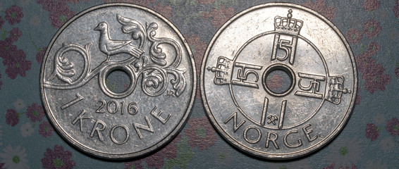Norweska metalowa moneta o nominale jednej korony norweskiej