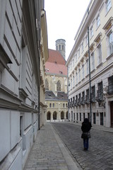 Turista solitaria in giro per Vienna