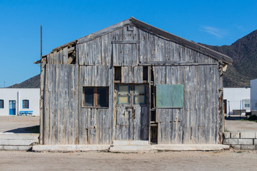 Fototapeta na wymiar old wooden warehouse, front view of old wooden warehouse, warehouses in the salt pans of the Natural Park of Cabo de Gata