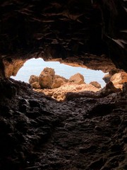 L'océan Atlantique par une grotte.