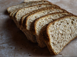 rodajas de pan sobre base clara