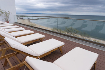 Leere Liegen mit Blick auf das Meer in der Vorsaison