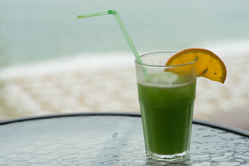 Grüner Cocktail mit Blick auf das Meer
