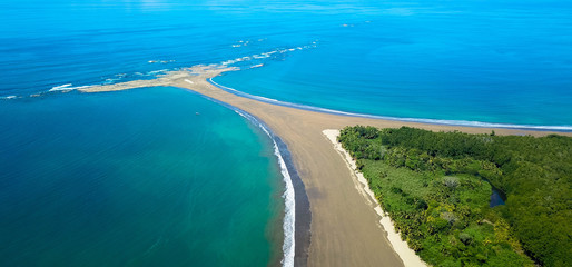 Luftbild: Walfischflossen Strand,  Uvita, Costa Rica - obrazy, fototapety, plakaty