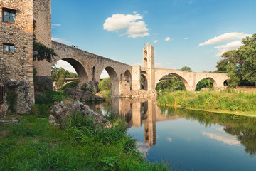 Fototapeta premium View of the stone bridge over the Fluvia River in Besalu, Catalonia.