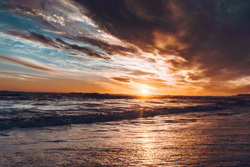 Obraz premium atardecer en la playa 