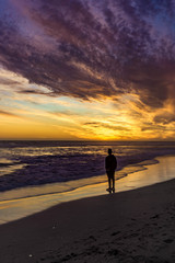 Fototapeta na wymiar persona hombre caminando por la playa