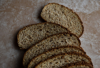 foto cenital de rodajas de pan negro sobre una base clara