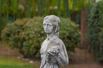 Fototapeta na wymiar Statue of woman in a garden