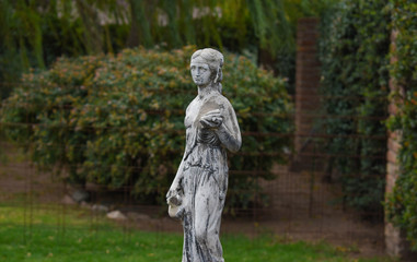 Naklejka premium Statue of woman in a garden