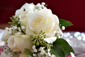 beautiful bouquet of delicate white roses, brilliance of purity, ideal to give on a special day