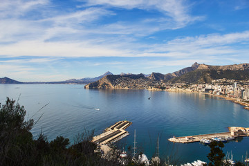 puerto de calpe, con montañas, mar y un paisaje precioso
