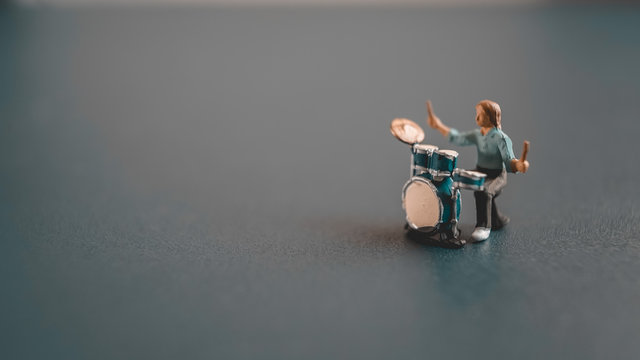 Modelo a escala m&uacute;sico baterista 