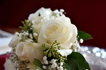 beautiful bouquet of delicate white roses, brilliance of purity, ideal to give on a special day